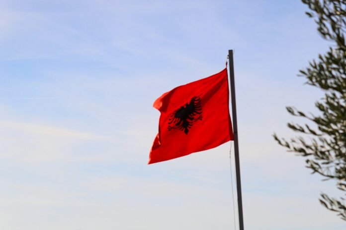 Albanijos vėliava / Unsplash nuotr.