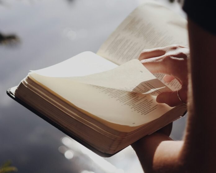 Biblija / Unsplash nuotr.