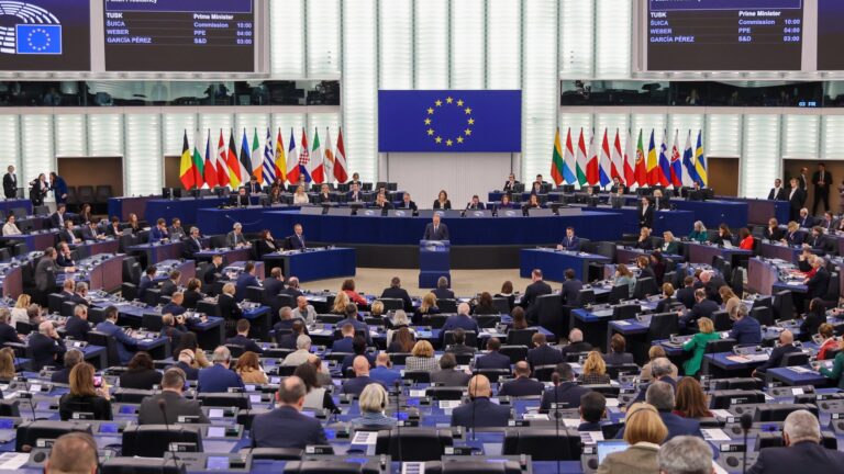 EP priėmė rezoliucijas griežtinančias imigracijos politiką