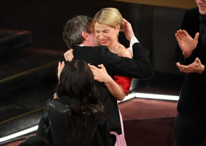 Aktorė Jessie Buckley švenčia apdovanojimą / EPA nuotr.