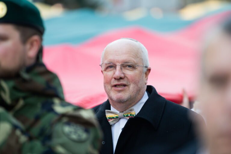 Valdantieji ieško priemonių degalų kainų amortizavimui