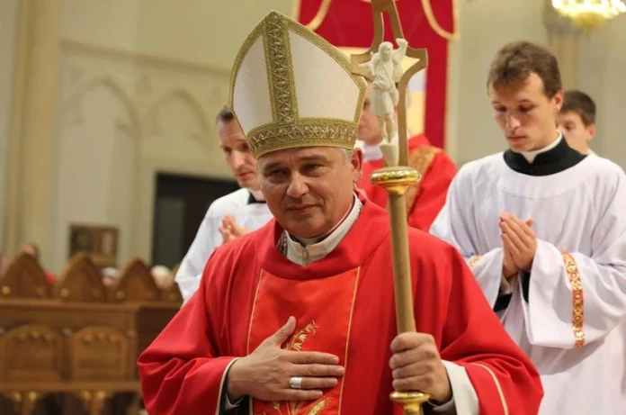 Kardinolą Konradą Krajewskį, ligi šiol ėjusį Gailestingosios meilės tarnystės dikasterijos prefekto ir popiežiaus išmaldininko pareigas, popiežius paskyrė Lodzės arkivyskupu Lenkijoje / EPA nuotr.
