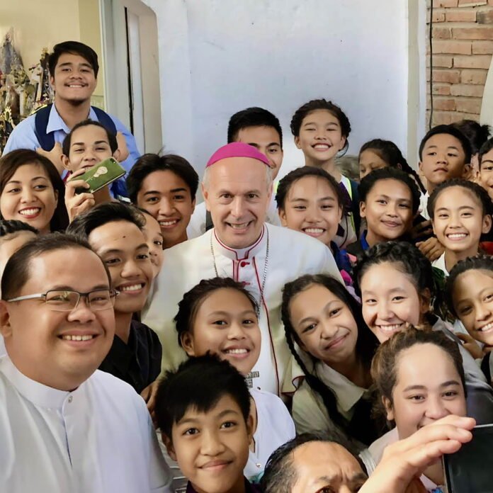 Arkivyskupas Gabriele Giordano Caccia su tikinčiasiais / Soc. tinklų nuotr.