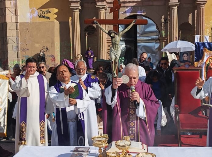 Meksikos arkivyskupas Jorge Alberto Cavazos Arizpe apeigų metu / Soc. tinklų nuotr.