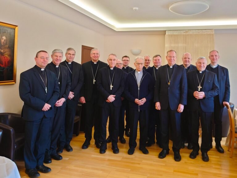 Lietuvos vyskupai rinkosi į posėdį, aplankė kardinolą A. J. Bačkį