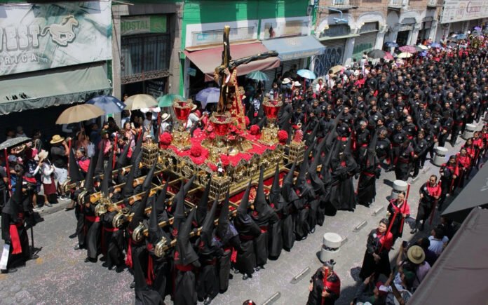 Meksikoje Didžiojo penktadienio procesijos akimirka / Soc. tinklų nuotr.