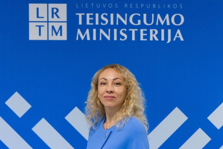 Teisingumo viceministrė Kristina Zamarytė-Sakavičienė šypsosi