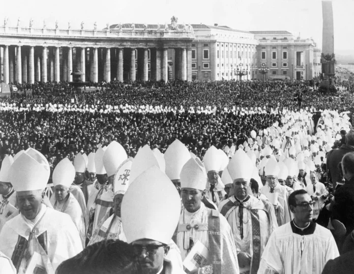 Susirinkimo tėvai eina per Šv. Petro aikštę per Vatikano II susirinkimo paskutinės sesijos atidarymo ceremoniją 1965 m. rugsėjo 15 d. Romoje / Britannica nuotr.