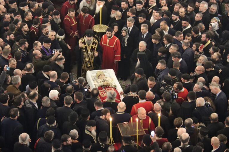 Tbilisyje atsisveikinta su Sakartvelo patriarchu Elijumi II, tūkstančiai tikinčiųjų lydėjo į paskutinę kelionę