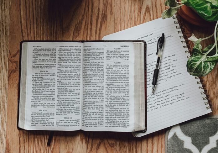 Biblija / Unsplash nuotr.