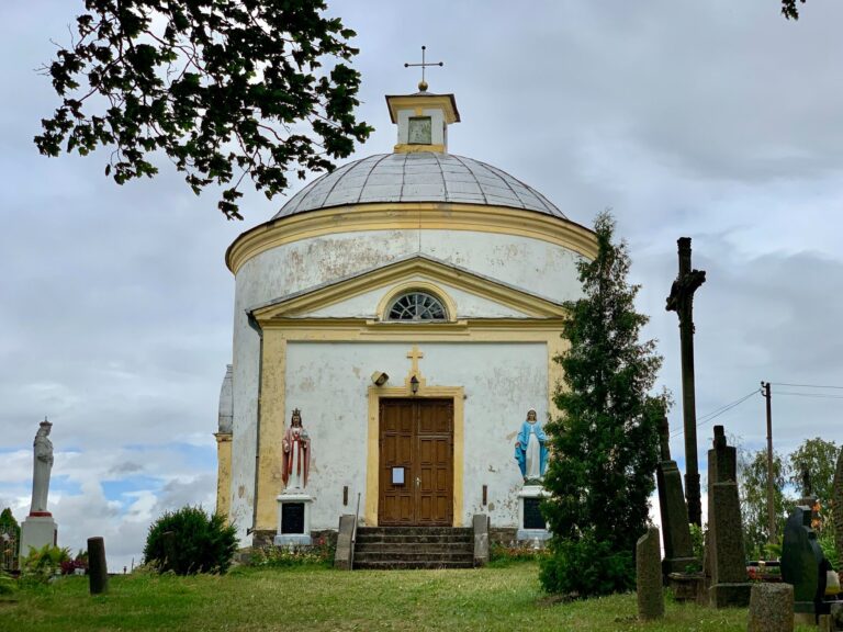 Uždaryta Labūnavos bažnyčia: pasiekė avarinę būklę
