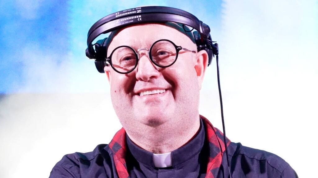 Balandžio 18 dieną 20 valandą Gegužės aikštėje pasirodys kunigas ir didžėjus Guilherme, savo pasirodymuose derinantis katalikišką muziką su elektronine / Ekranvaizdis