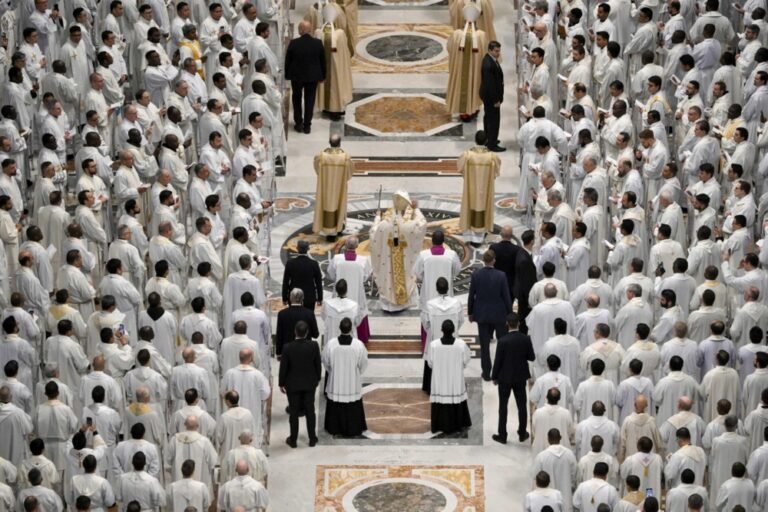 Popiežius Krizmos Mišiose: Dievas siunčia mus skleisti Kristaus kvapą ten, kur viešpatauja mirties tvaikas