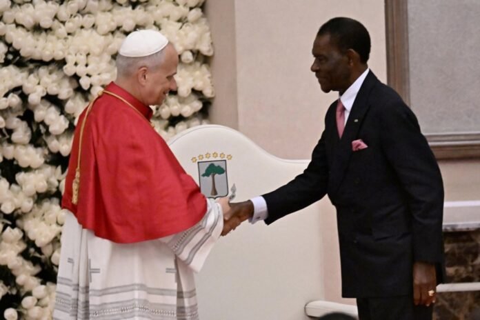 Popiežius su Pusiaujo Gvinėjos prezidentu Teodoro Obiangu Nguema Mbasogo / EPA nuotr.