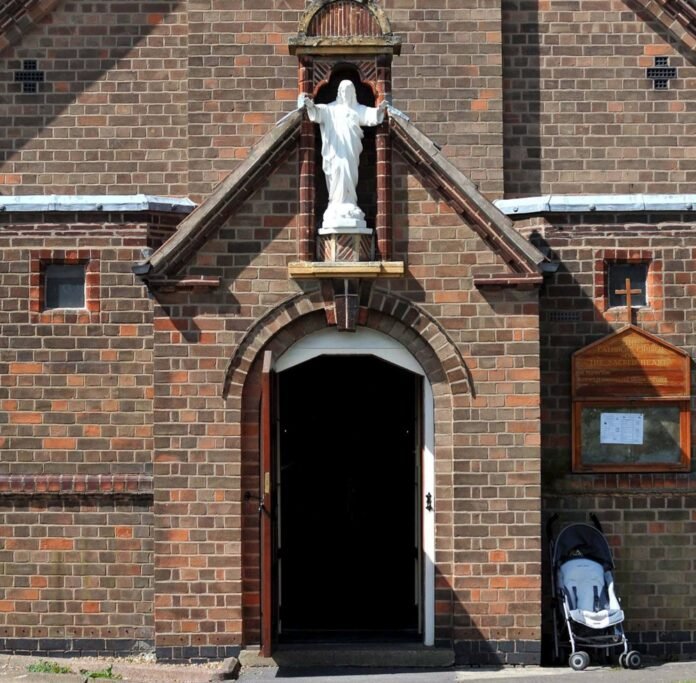 Švč. Širdies Romos katalikų bažnyčia Rotlio kaime centrinėje Anglijoje / EPA nuotr.
