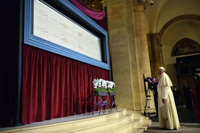 Popiežius Pranciškus šalia Turino drobulės / EPA nuotr.