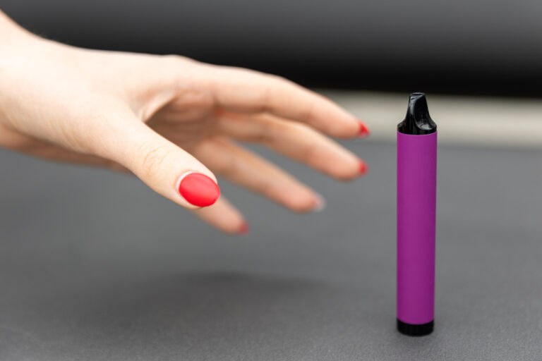 Siekiama uždrausti vienkartines elektronines cigaretes
