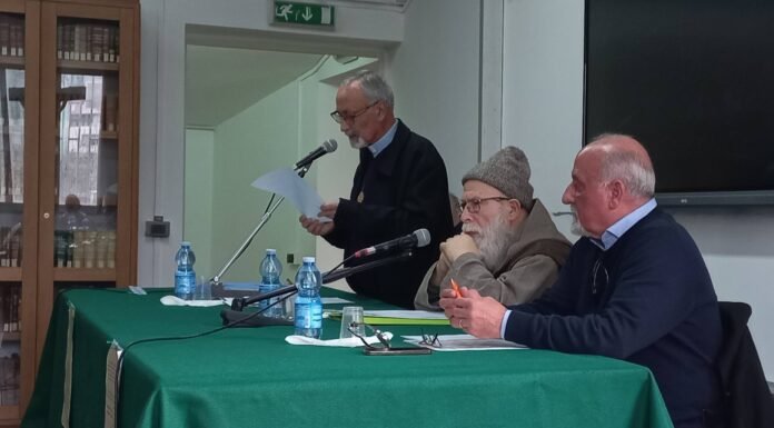 Italijos egzorcistas Benigno Palilla (centre) / Soc. tinklų nuotr.