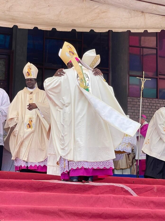 Bamendos arkivyskupas Andrew Nkea Fuanya (kairėje) / Soc. tinklų nuotr.