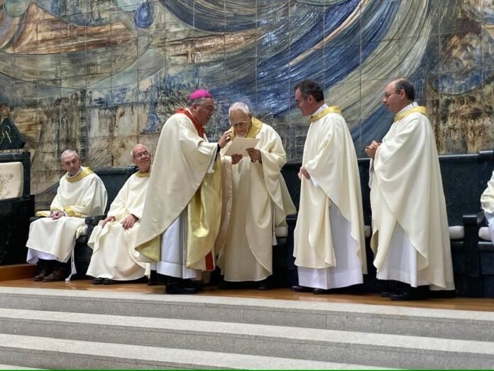 Ilgaamžis Portugalijos kunigas Jose Telmo Ferrazas (centre) / Soc. tinklų nuotr.