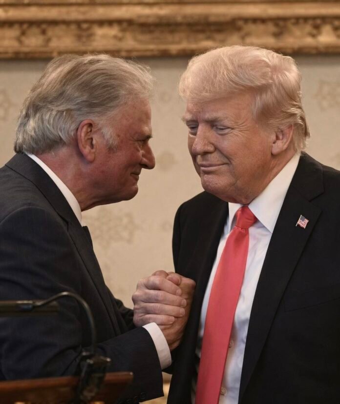 Evangelistas ir organizacijos „Samaritan’s Purse“ vadovas Franklinas Grahamas ir JAV prezidentas Donaldas Trumpas / EPA nuotr.