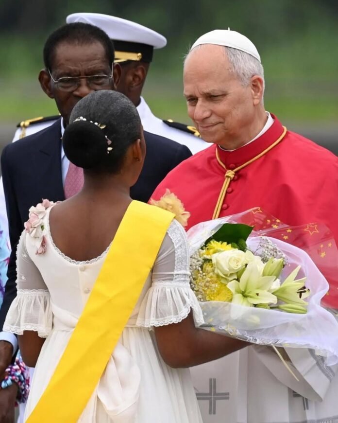 Popiežius sutinkamas Pusiaujo Gvinėjoje / Vatican News nuotr.