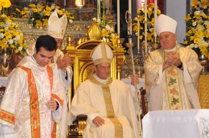 Tenerifės vyskupas Eloy Santiago (centre) / Vyskupijos nuotr.