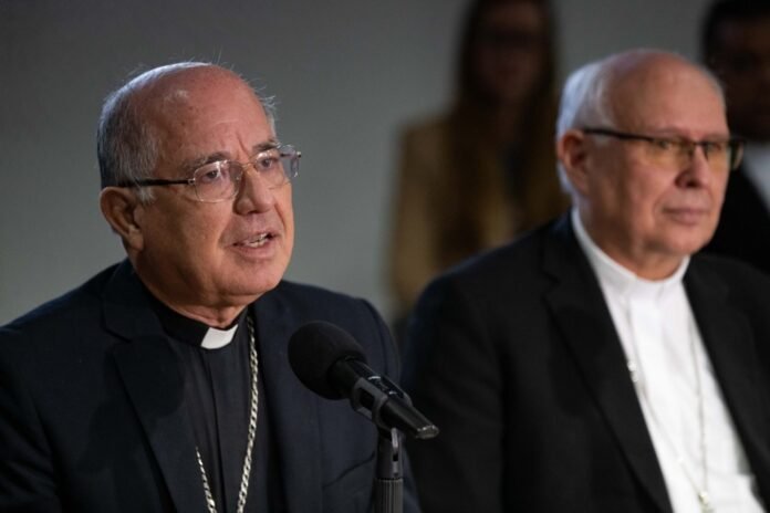 Venesuelos Vyskupų Konferencijos pirmininkas arkivyskupas Jesus Gonzalezas de Zarate (kairėje) / EPA nuotr.