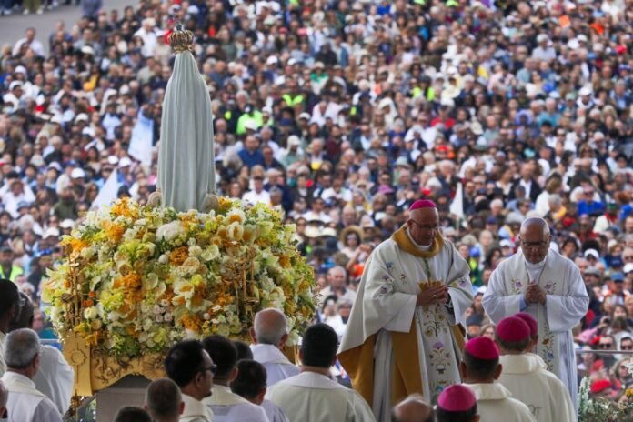 Gegužės 13 dieną šv. Mišioms vadovavo Lisabonos patriarchas Rui Manuelis Sousa Valerio (antras iš dešinės) / EPA nuotr.