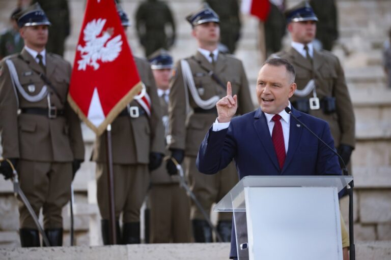 Lenkijos prezidentas pasipiktino V. Zelenskio poelgiu, nori atimti apdovanojimą