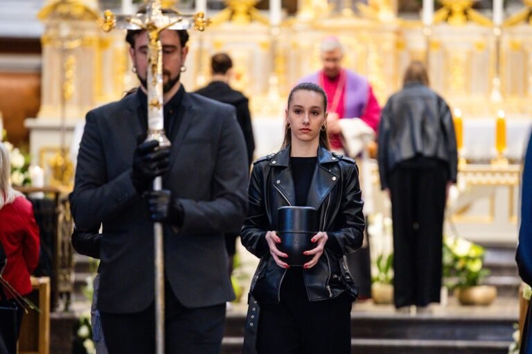 Kaune iškilmingai palaidoti savo kūnus mokslui paaukojusių žmonių palaikai