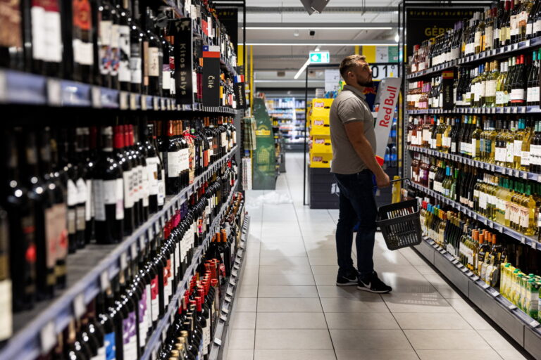 Statistikai skelbia, kad lietuviai mažiau suvartoja alkoholio