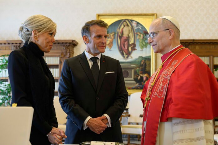 Prancūzijos prezidentas Emmanuelis Macronas su žmona (kairėje) ir popiežius Leonas XIV / Prancūzijos ambasados JAV nuotr.