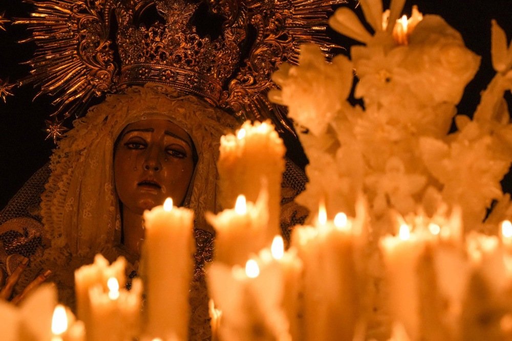 Andalūzijos regione, Kordobos miesto centre, procesijos metu brolijos „Hermandad de la Sagrada Cena“ nariai neša skulptūrą, vaizduojančią Švenčiausiąją Vilties Slėnio Mariją (Maria Santísima de la Esperanza del Valle) / EPA nuotr.