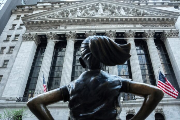 Volstrito „Bebaimės mergaitės“ skulptūra priešais Niujorko vertybinių popierių biržos (NYSE) pastatą Niujorke / Asociatyvi EPA nuotr.