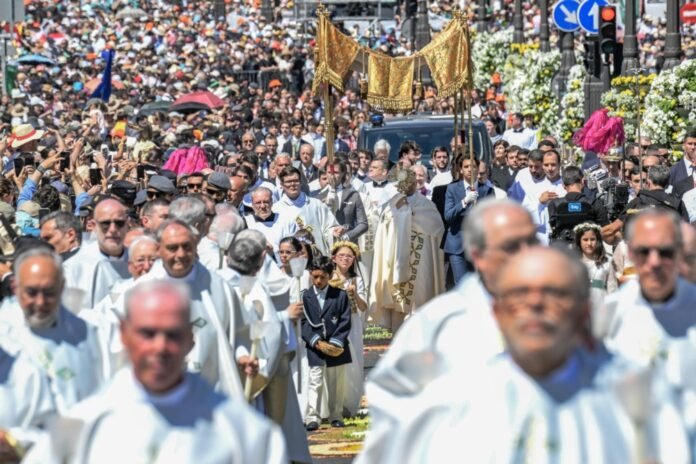 Popiežius Leonas XIV neša monstranciją vadovaudamas Devintinių procesijai po šv. Mišių Madrido Kibelės aikštėje Ispanijoje / EPA nuotr.