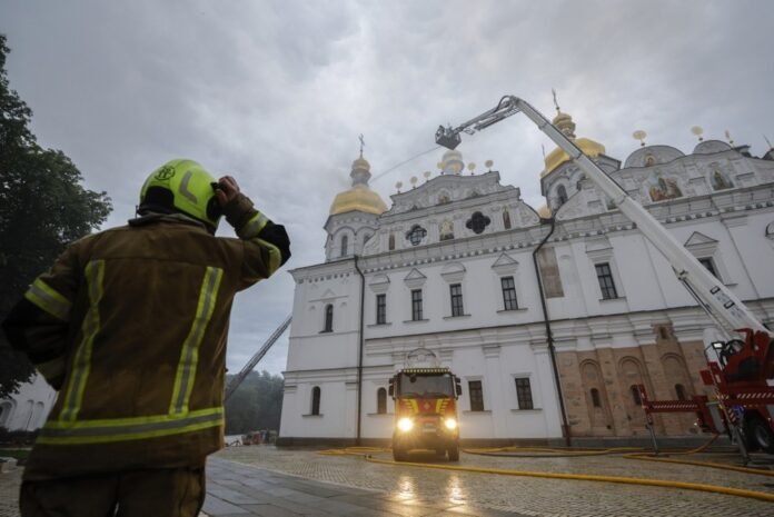 Rusijos birželio 14–15 d. surengta raketų ir dronų ataka prieš Ukrainą smarkiai apgadino Kyjivo Pečorų lauros Dievo Motinos Ėmimo į Dangų katedrą / EPA nuotr.