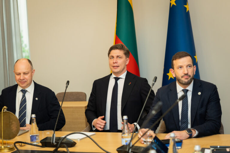 Naujienų telegrafas: koalicinės derybos, augančios palūkanos, atsistatydino sekretorius