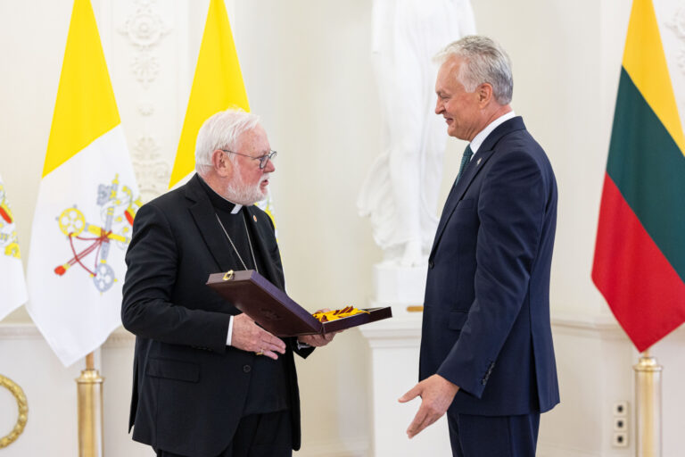 Arkivyskupui Paului Richardui Gallagheriui įteiktas Lietuvos didžiojo kunigaikščio Gedimino ordino Didysis kryžius