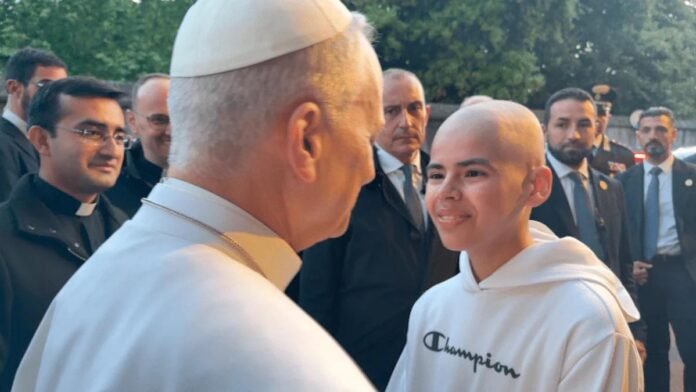 Penkiolikmetis ispanas Ignacio Gonzalvezas (dešinėje) su popiežiumi / Soc. tinklų nuotr.