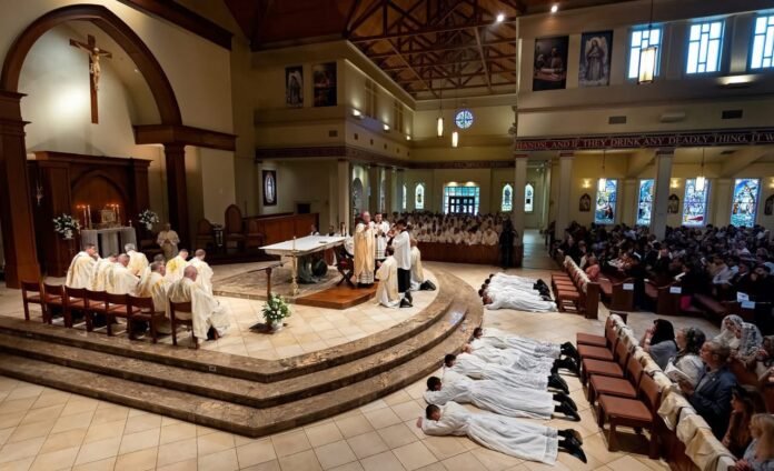 Michaelas Martinas, JAV Šiaurės Karolinos Šarlotės vyskupas, gegužės 30 dieną kunigais įšventino dešimt vyrų / Soc. tinklų nuotr.