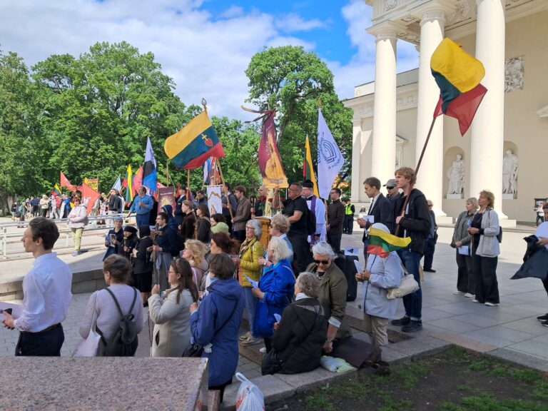 Per LGBT eitynes Vilniuje – rožinio malda, giesmės ir tylus protestas prieš LGBT ideologiją