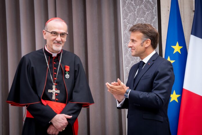 Pierbattista Pizzaballa su Prancūzijos prezidentu Emmanueliu Macronu / Soc. tinklų nuotr.