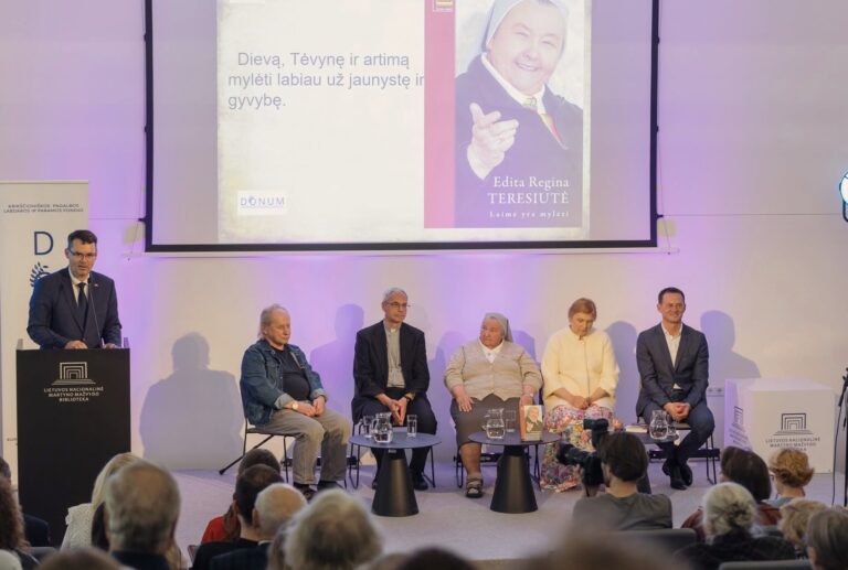 Nacionalinėje bibliotekoje pristatyta sesers Reginos Teresiutės autobiografinė knyga