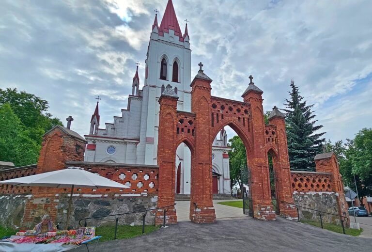 Kuršėnų Šv. Jono Krikštytojo bažnyčia pasitinka tikinčiuosius atsinaujinusi