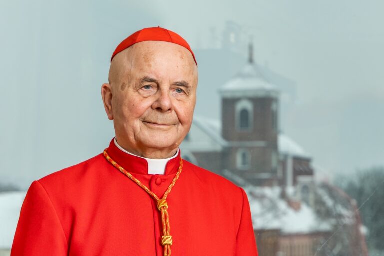 Naujai biografinei kardinolo S. Tamkevičiaus SJ knygai – Popiežiaus namų prefekto dėmesys