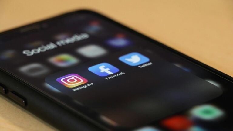 Žmonės visame pasaulyje naujienoms sužinoti renkasi socialinius tinklus
