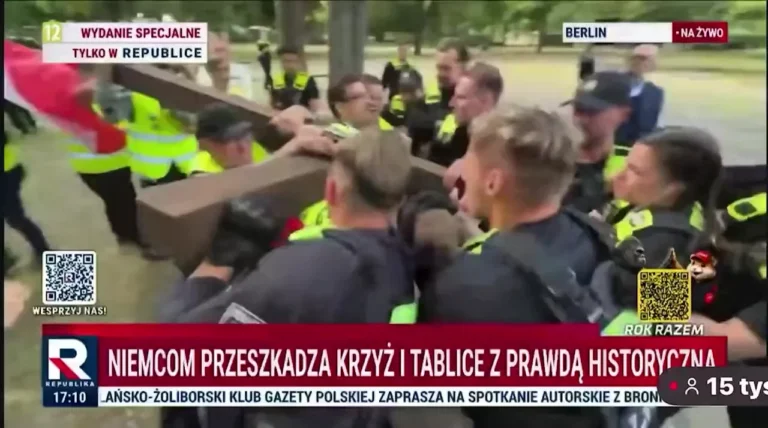 Berlyno policija jėga išsklaidė lenkus, mėginusius pastatyti kryžių prie karo aukų memorialo