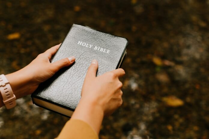 Biblija / Unsplash nuotr.