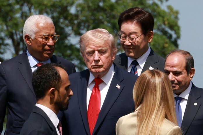 Donaldas Trumpas žiūri į Italijos ministrę pirmininkę Giorgią Meloni / EPA nuotr.